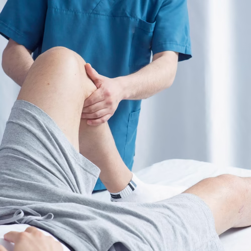 Pacjent podczas terapii fizjoterapeutycznej – profesjonalna opieka i rehabilitacja
